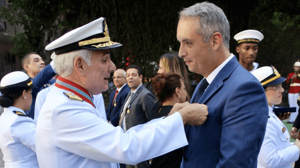 Alexandre Vilela receiving medal
